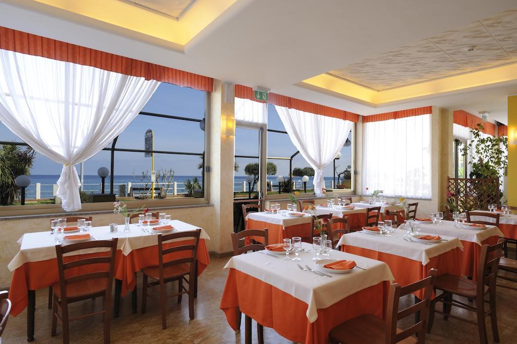 Hotel Delfino Laigueglia Dış mekan fotoğraf